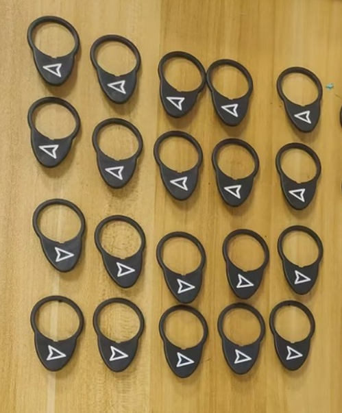 Чиклет стрелка "ВНИЗ" пластиковый черный XIZI OTIS